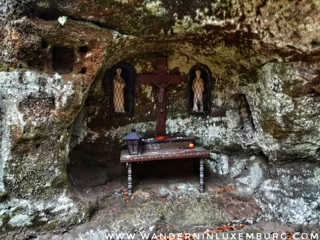 Im Innern der Höhle wurden zum Gedenken an den Seligen Schetzel (rechts) und Archardus (links) Heiligenstatuen aufgestellt. Ihre feierliche Segnung erfolgte durch Bischof J. Hengen im August 1970.