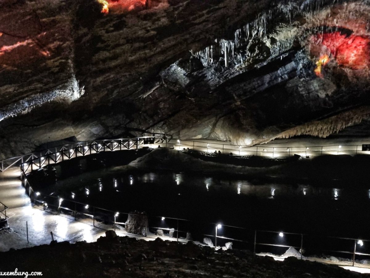 (B) Grotte (Höhle) in Han-sur-Lesse
